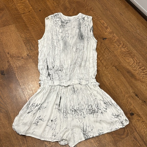 Feel the Peace Woman’s Romper White and Black Size XS - Picture 2 of 4